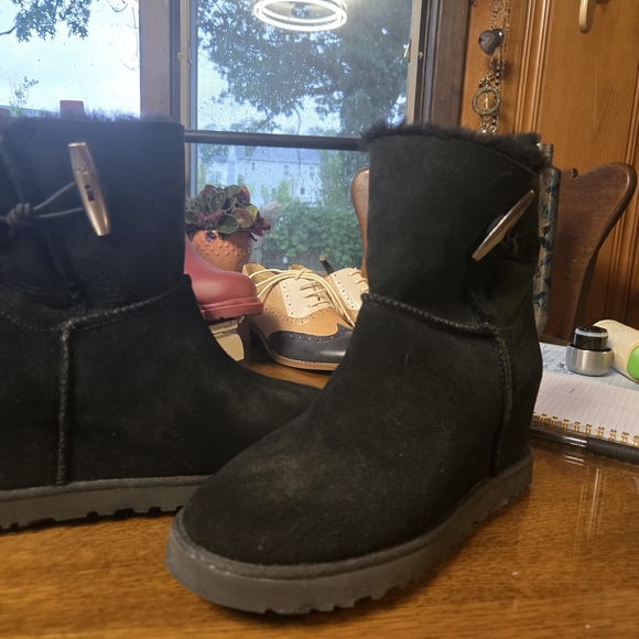 UGG Black Winter Boots with Suede Exterior - Picture 5 of 13
